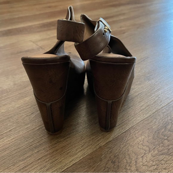 CHARLES DAVID NEW AMES WEDGE HEELS. - Picture 5 of 9